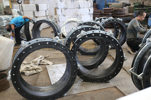 怎么防止<a href=http://www.xinligd.com target=_blank class=infotextkey>橡膠接頭</a>在管道中變形